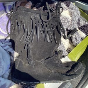 minnetonka black fringe boots